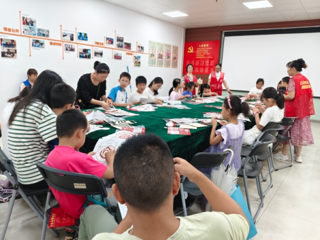 “一灯承古韵・巧手赴夏约”,苏州园区汀兰社区开展非遗滚灯创意手作 “一灯承古韵・巧手赴夏约”,苏州园区汀兰社区开展非遗滚灯创意手作