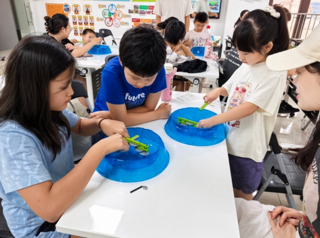 学原理、做陀螺、比旋转！苏州园区菁华社区亲子挑战赛精彩纷呈
