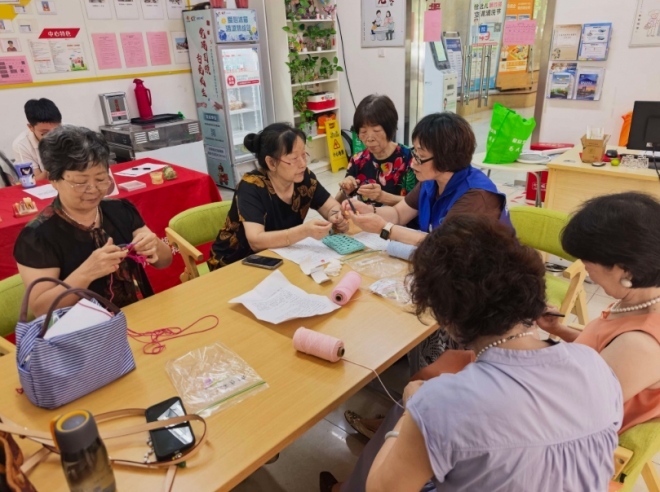 苏州园区星辰北社区开展“针针藏温情 钩织办伴耆老”钩织活动 苏州园区星辰北社区开展“针针藏温情 钩织办伴耆老”钩织活动