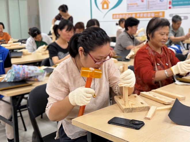 苏州园区锦溪南社区开展“品榫卯古韵 悟匠心传承”榫卯体验活动