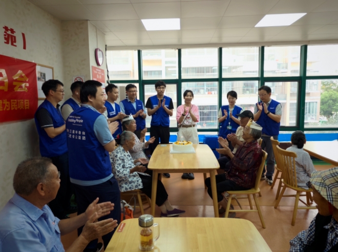 苏州园区浪花苑社区：集体生日会 情暖长者心