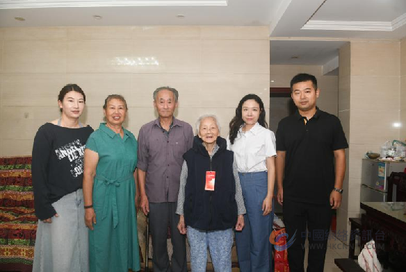 红豆“智”护桑榆 双节情暖团圆 ——红豆集团关爱百岁老人活动走进“门挨门”百岁邻居 红豆“智”护桑榆 双节情暖团圆 ——红豆集团关爱百岁老人活动走进“门挨门”百岁邻居