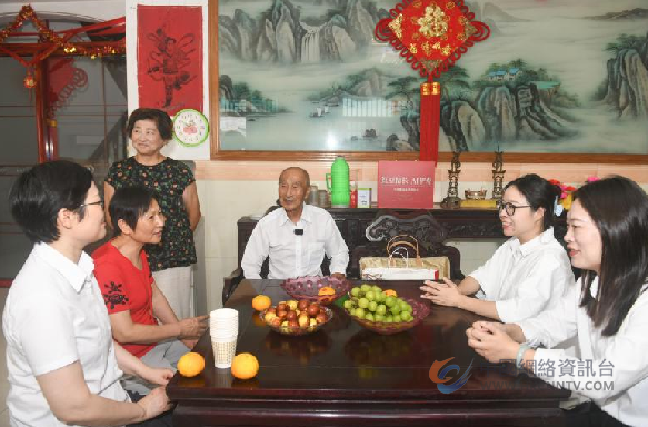红豆“智”护桑榆 双节情暖团圆 ——红豆集团关爱百岁老人活动走进“门挨门”百岁邻居 红豆“智”护桑榆 双节情暖团圆 ——红豆集团关爱百岁老人活动走进“门挨门”百岁邻居