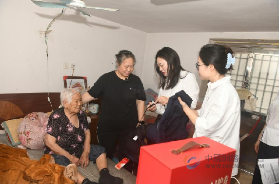 红豆“智”护桑榆 双节情暖团圆 ——红豆集团关爱百岁老人活动走进“门挨门”百岁邻居 红豆“智”护桑榆 双节情暖团圆 ——红豆集团关爱百岁老人活动走进“门挨门”百岁邻居
