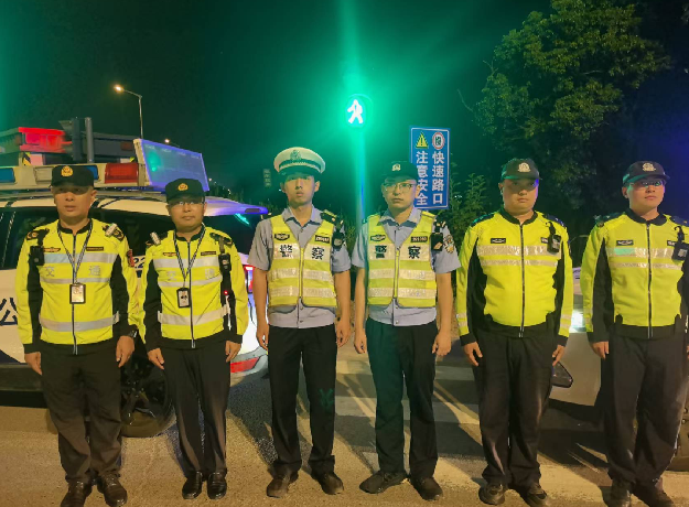 盐城交通执法中秋“站岗”护航团圆路 盐城交通执法中秋“站岗”护航团圆路