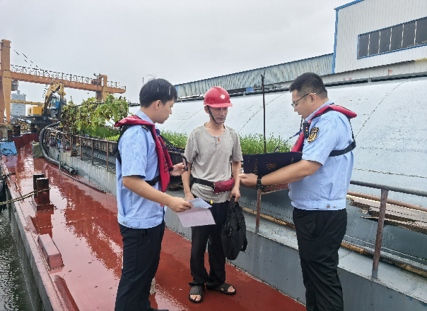 盐城交通执法中秋“站岗”护航团圆路 盐城交通执法中秋“站岗”护航团圆路