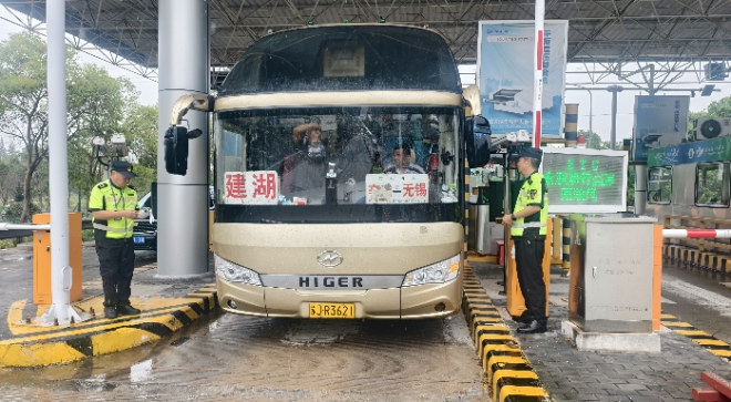 盐城交通执法中秋“站岗”护航团圆路 盐城交通执法中秋“站岗”护航团圆路