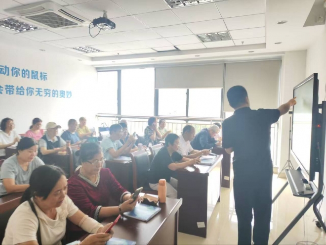 苏州园区市镇社区智能手机秋季公益课顺利开班 苏州园区市镇社区智能手机秋季公益课顺利开班