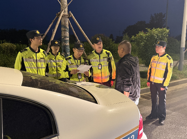 江苏盐城交通执法延时办案温情解民忧 江苏盐城交通执法延时办案温情解民忧