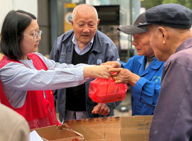糕承敬老情,金邻暖桑榆!苏州园区金苑社区开展重阳走访慰问活动 糕承敬老情,金邻暖桑榆!苏州园区金苑社区开展重阳走访慰问活动