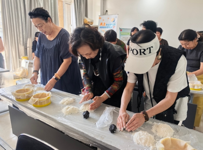 苏州园区星辰北社区：情暖重阳 糕香邻里