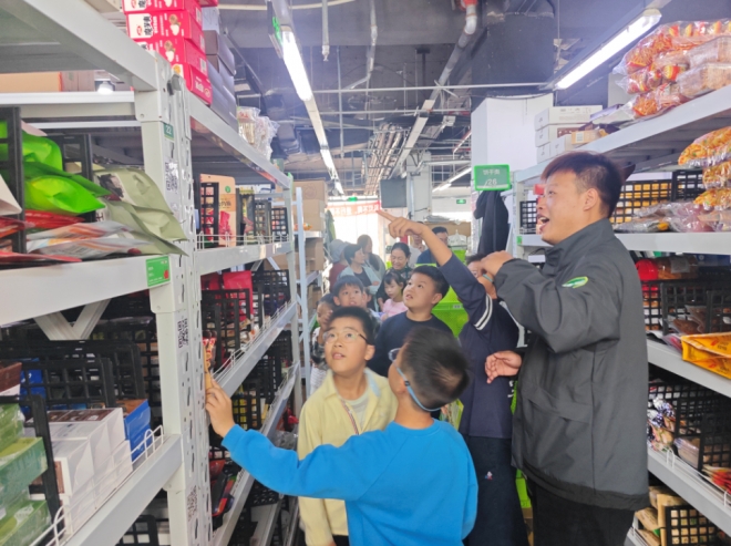 苏州园区澜溪社区走进叮咚前置仓，解锁生鲜小秘密